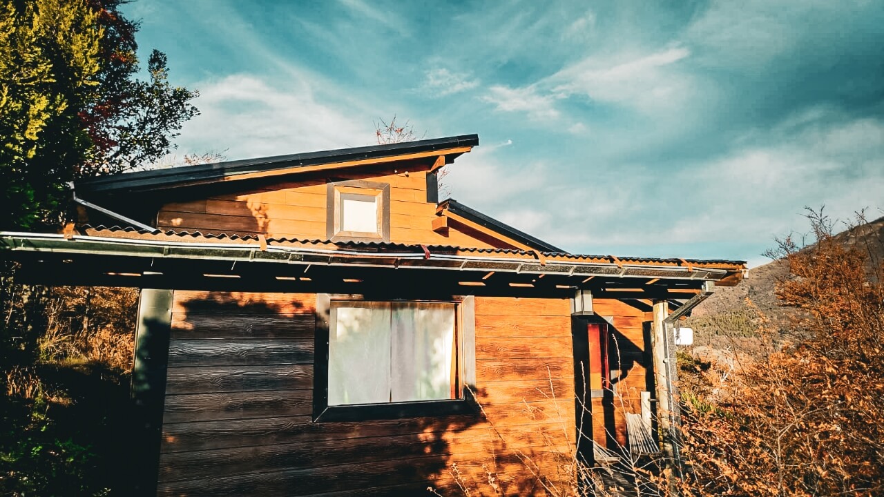 Exterior de la cabaña al atardecer